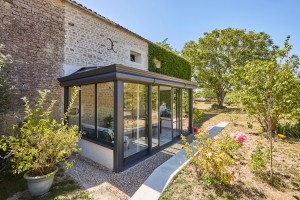 La véranda Éléganz
avec volets roulants
