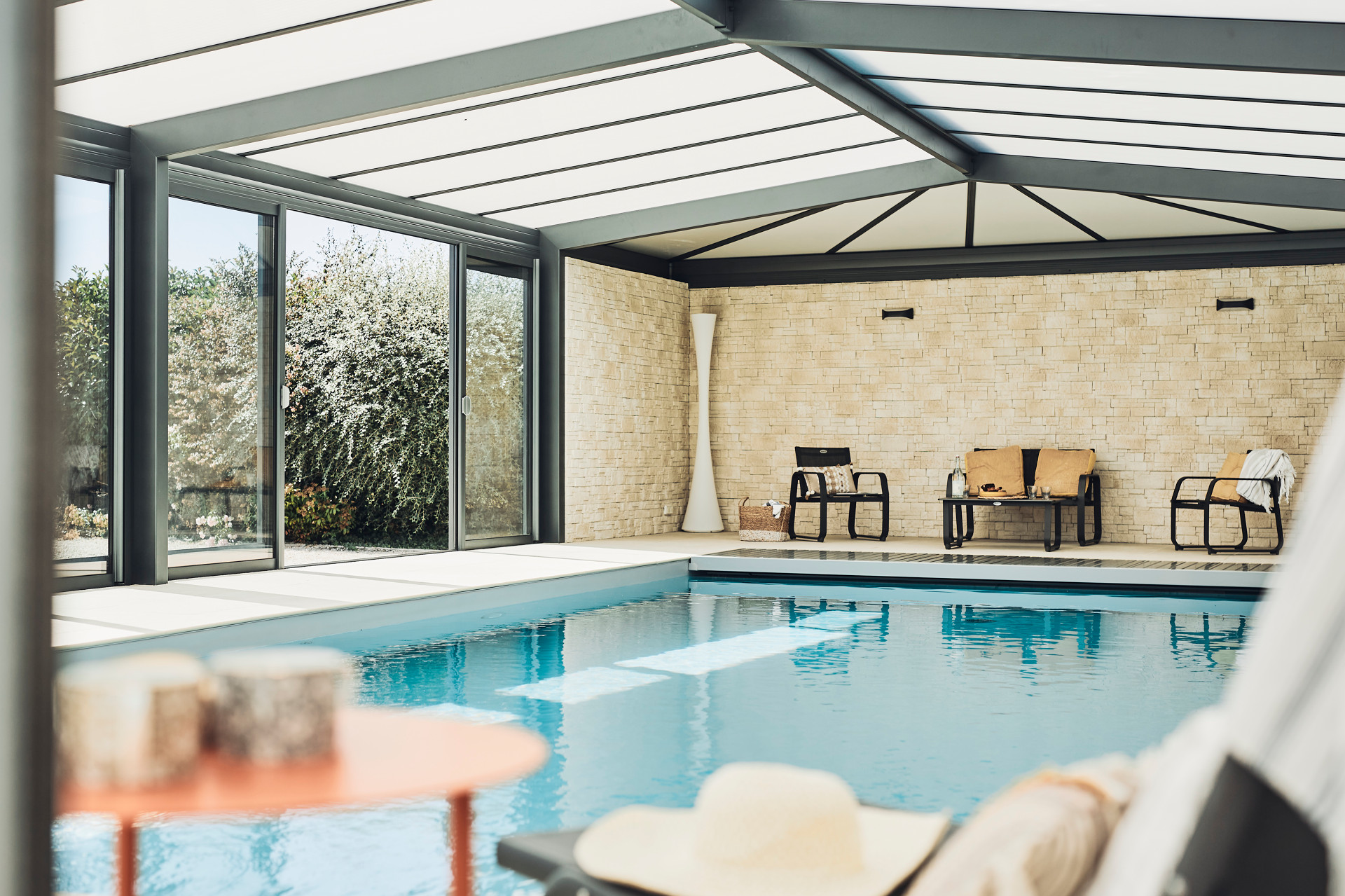 Quels sont les avantages de couvrir une piscine ?