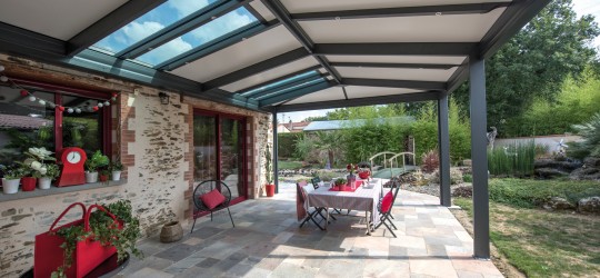 Pergola fixe avec mix vitrage et panneaux