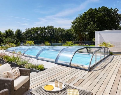 Se protéger du vent avec un abri de piscine bas