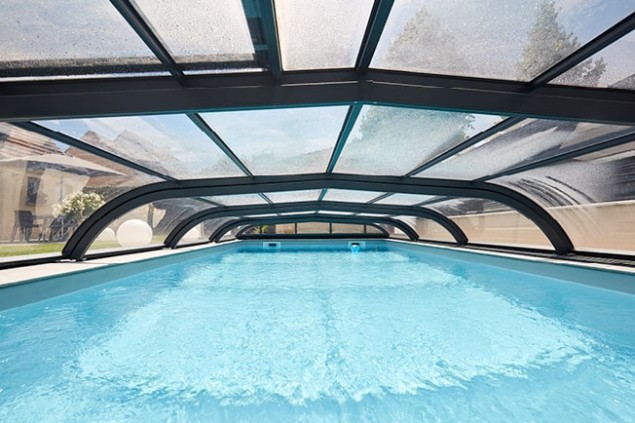 Abri de piscine mi-haut