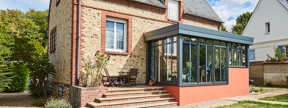Les avantages des vérandas sur-mesure en aluminium par rapport aux vérandas en kit
