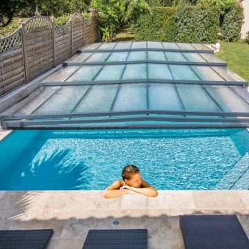 Les avantages d&rsquo;un abri de piscine plat