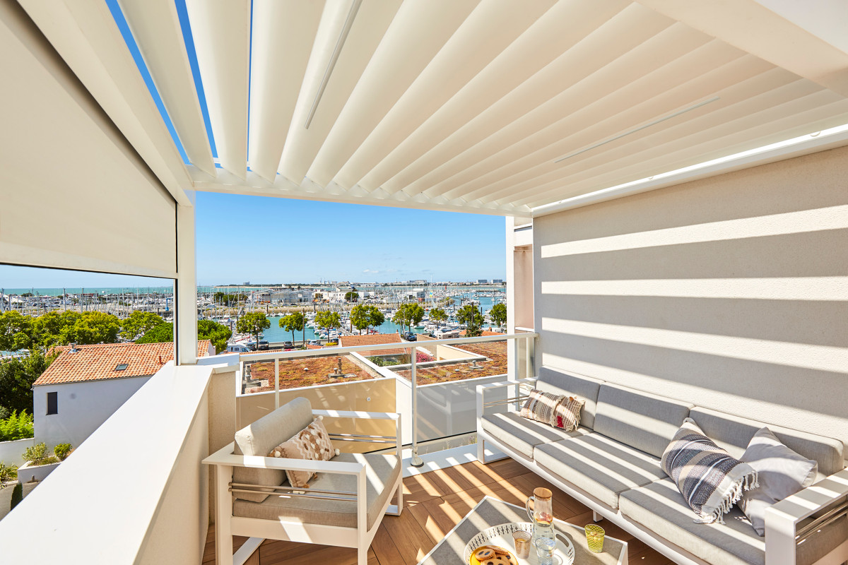 pergola bioclimatique blanche