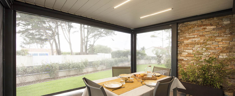 Pergola bioclimatique : profiter de votre terrasse par tous les temps