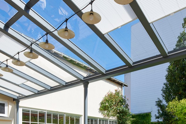 pergola Luminov retro store toiture