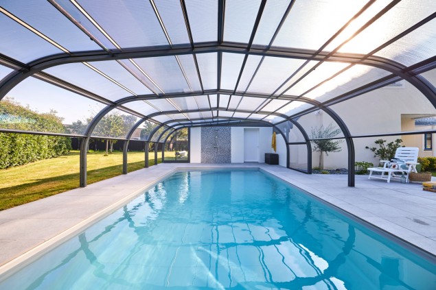 Abris de piscine haut, à panneaux relevables, sans rails