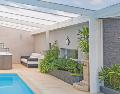 Pergola en aluminium et polycarbonate : la solution idéale pour votre terrasse