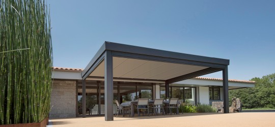 Pergola fixe avec panneaux pleins