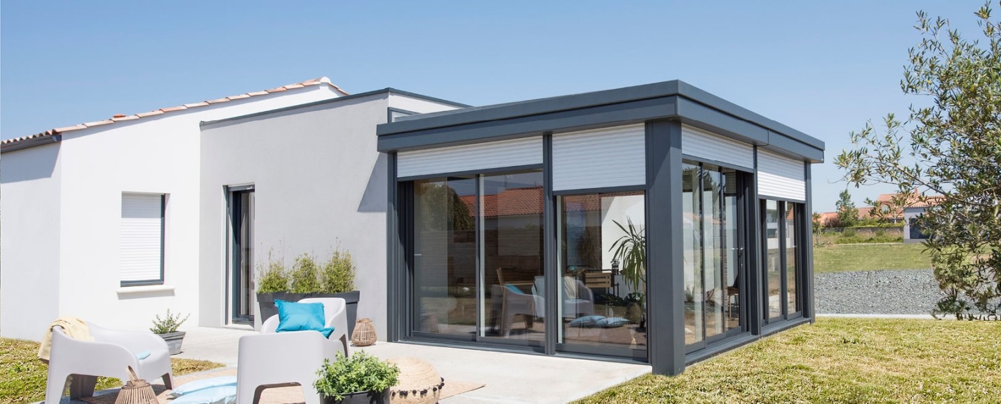 extension de maison moderne avec volets roulants