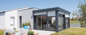 extension de maison moderne avec volets roulants