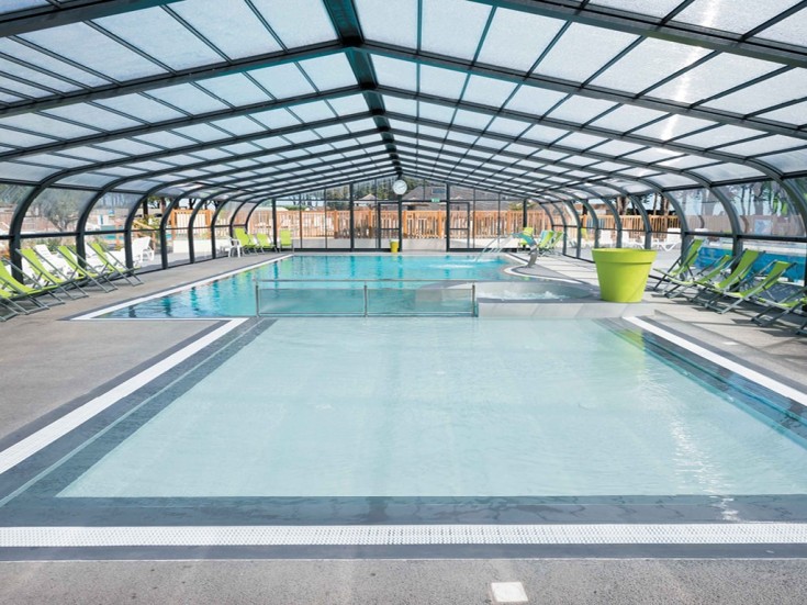 Un abri de piscine facilite l’entretien de l’espace aquatique
&nbsp;
