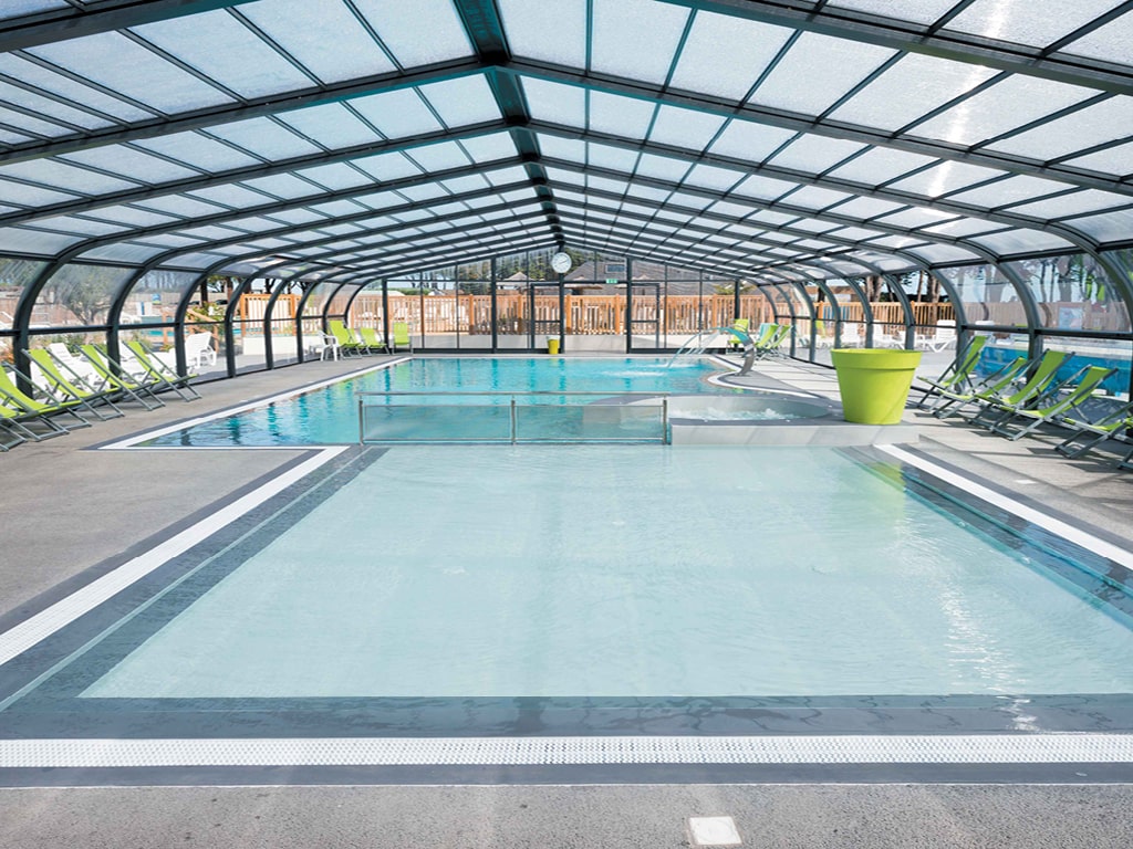 Un abri de piscine facilite l’entretien de l’espace aquatique
&nbsp;
