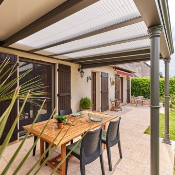 La pergola : une solution pour se protéger du soleil sur une terrasse