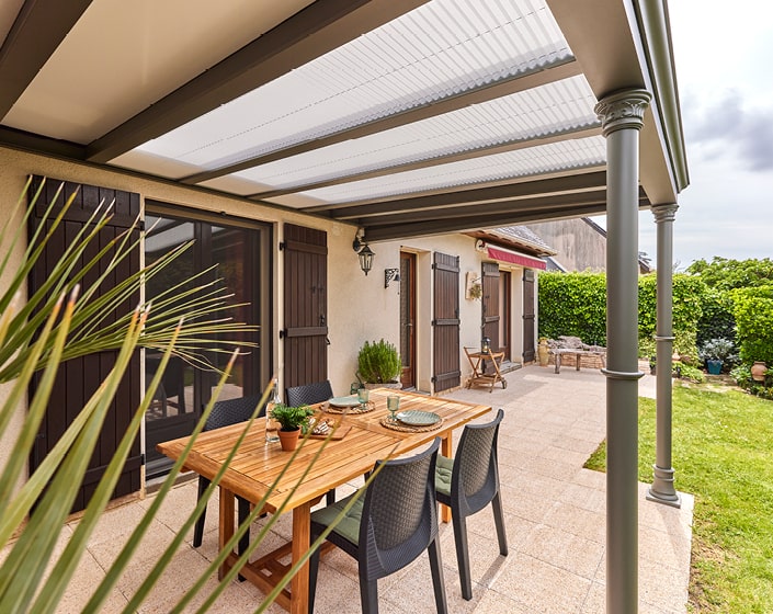 La pergola : une solution pour se protéger du soleil sur une terrasse