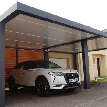Carport avec brise-vue : gagner en intimité sans tout fermer