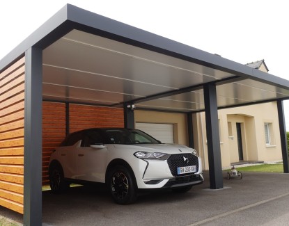 Carport avec brise-vue : gagner en intimité sans tout fermer