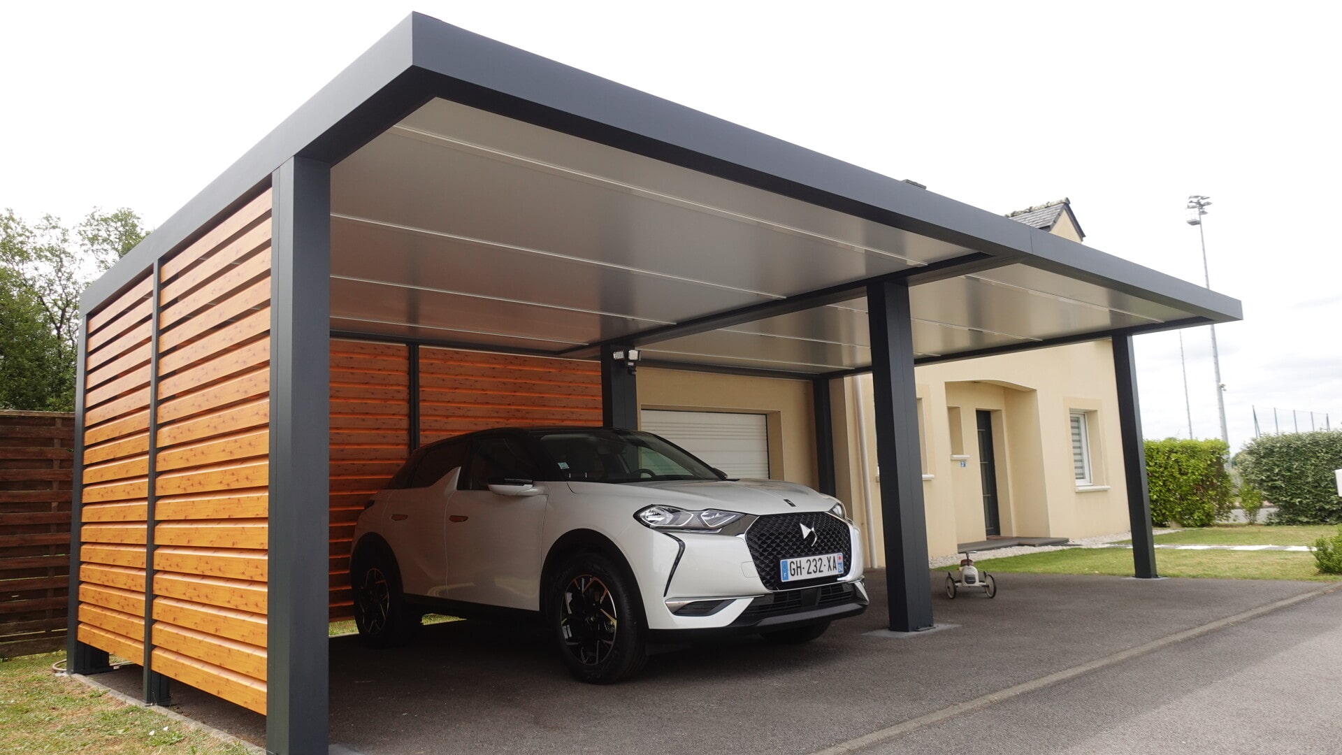 Carport avec brise-vue : gagner en intimité sans tout fermer