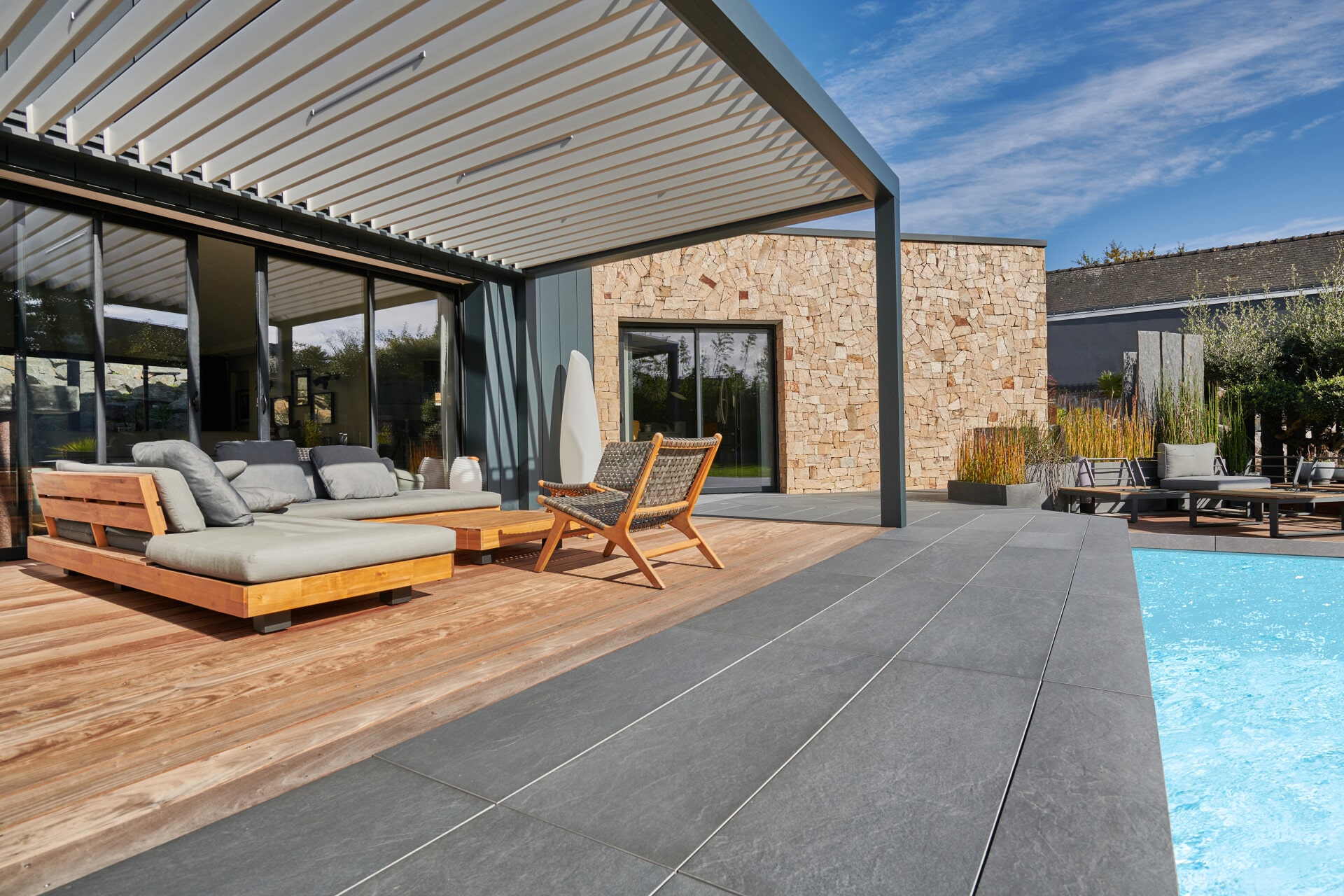 Ombrager une terrasse : 8 solutions efficaces pour profiter de votre extérieur en toute saison