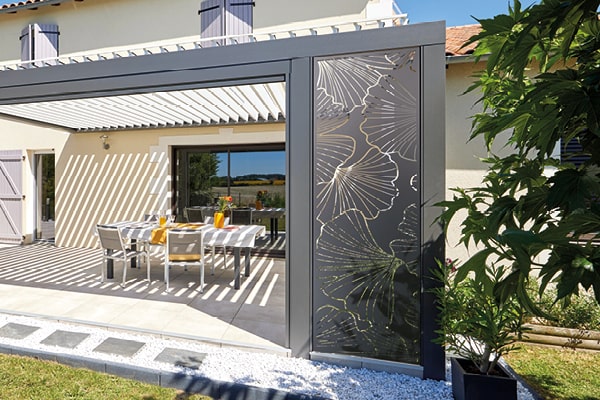 Pergola à paroi décorative