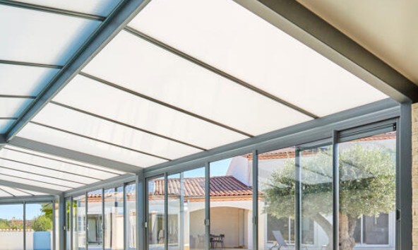Pourquoi choisir une toiture en polycarbonate pour votre véranda ?
