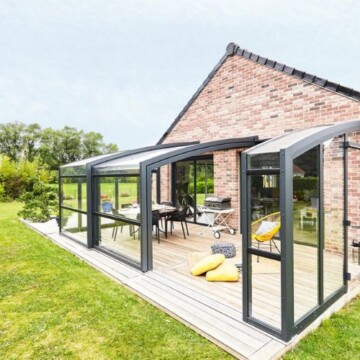 Installer un abri de terrasse : quelles sont les dépenses annexes à budgéter ?