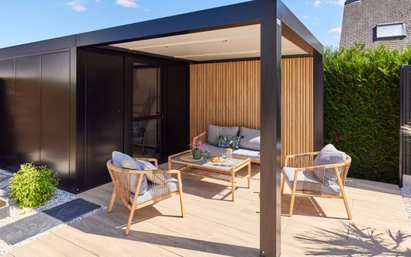 Pool house avec abri de jardin : l’alliance entre détente et praticité