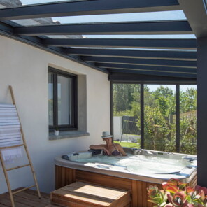 Pool house, cuisine d&rsquo;été et abri de spa
