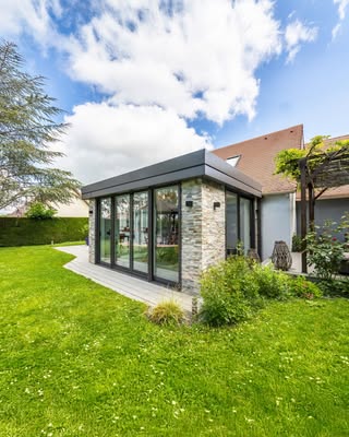 Et vous, quel est votre style ? ✨

Une extension de maison ne se résume pas à quelques mètres carrés en plus.
Elle reflète aussi votre façon de vivre… et vos envies.

🏡 Style moderne
• Les lignes épurées et le toit plat, pour une architecture résolument contemporaine.
• Les grandes surfaces vitrées qui baignent la pièce de lumière.

🌿 Style classique
• Son intégration naturelle à l'architecture de la maison.
• Son esthétique intemporelle, élégante aujourd'hui… et pour longtemps.

🪟 Style atelier d'artiste
• Son esprit verrière qui apporte un cachet unique.
• Son incroyable luminosité grâce aux grandes façades vitrées.

Quel que soit votre style, une chose ne change pas : créer une nouvelle pièce de vie où l'on se sent bien.

💬 Et vous, vous êtes plutôt Moderne, Classique ou Atelier d'artiste ? [instagram]