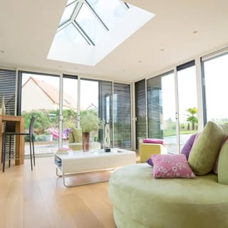 🏡 3 raisons d’opter pour une extension à toit plat

Envie de gagner quelques mètres carrés tout en conservant le confort de votre maison ? L’extension à toit plat a de sérieux atouts.

🌡️ Une isolation optimale toute l’année
Grâce à sa toiture multicouche, sa membrane performante et sa structure aluminium à rupture de pont thermique, elle offre un véritable confort thermique et phonique, été comme hiver.

☀️ Encore plus de lumière naturelle
Un toit plat ne signifie pas renoncer à la lumière ! Des lanterneaux peuvent être intégrés en toiture pour laisser entrer naturellement la lumière dans votre nouvelle pièce.

✨ Une continuité parfaite avec votre intérieur
Son plafond plat aux panneaux blancs crée une transition harmonieuse avec la pièce existante. Un espace moderne et lumineux qui semble avoir toujours fait partie de la maison.

Salon, cuisine, bureau ou chambre… À vous d’imaginer les mètres carrés qui manquent à votre quotidien. 

👉 Retrouvez tous nos conseils sur notre blog : lien en bio. [instagram]