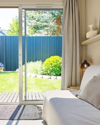 Studio de jardin : quelles démarches prévoir ?

Vous avez un projet de studio de jardin ?
Les démarches dépendent principalement de sa surface… et de son implantation.

Voici ce qu'il faut retenir 👇

• Jusqu'à 20 m²
Une déclaration préalable de travaux est généralement suffisante.

• Jusqu'à 40 m²
La déclaration préalable de travaux seule peut suffir si votre projet est attenant à votre maison, en zone urbaine couverte par un PLU. 

• Au-delà
Un permis de construire devient obligatoire.

📏 Pensez également à vérifier que votre projet respecte les règles locales d'urbanisme, notamment la hauteur maximale autorisée (12 m).

Un projet bien préparé, c'est un projet plus serein.

👉 Retrouvez tous nos conseils sur notre blog (lien en bio) 🌿 [instagram]