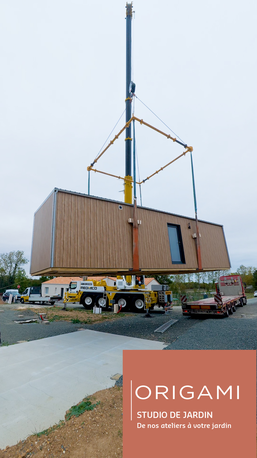 🏗️ 𝐔𝐧 𝐬𝐭𝐮𝐝𝐢𝐨 𝐝𝐞 𝐣𝐚𝐫𝐝𝐢𝐧 𝐪𝐮𝐢 𝐩𝐫𝐞𝐧𝐝 𝐝𝐞 𝐥𝐚 𝐡𝐚𝐮𝐭𝐞𝐮𝐫 !

🚛 De nos ateliers vendéens jusqu'au jardin de nos clients, découvrez le parcours de notre studio de jardin ORIGAMI !

Au programme : chargement, transport et surtout… une spectaculaire opération de grutage pour installer ce nouvel espace de vie à destination ! 🏡

✨ La particularité d'ORIGAMI ? Un studio de jardin fabriqué dans nos ateliers, livré en un seul module et directement installé chez vous, prêt à être raccordé.

🎥 On vous emmène dans les coulisses de cette installation !

#GustaveRideau #StudioDeJardin #Grutage #FabricationFrançaise #MadeInVendée [instagram]