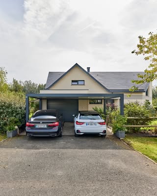 🏡 Carport : quelles démarches administratives prévoir ?

Vous envisagez d'installer un carport ?
Avant de lancer votre projet, mieux vaut connaître les règles d'urbanisme applicables.

Voici les principaux cas de figure 👇

Pour un carport autoporté sur 4 poteaux

• Moins de 5 m² : aucune démarche (hors secteur sauvegardé).
• Entre 5 et 20 m² : une déclaration préalable de travaux est nécessaire.
• Plus de 20 m² : un permis de construire est obligatoire.

Pour un carport adossé à votre maison

Les règles sont identiques… avec une exception : 
En zone urbaine couverte par un PLU, une déclaration préalable peut suffire jusqu'à 40 m², à condition que la surface totale de votre habitation après travaux ne dépasse pas 150 m².

Enfin, pensez toujours à consulter le PLU de votre commune. Certaines règles locales peuvent compléter ces dispositions.

Un projet bien préparé, c'est un projet plus serein.

👉 Retrouvez toutes les démarches à connaître sur notre blog (lien en bio). [instagram]