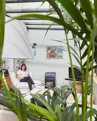 ✨ 1 véranda = beaucoup d'usages possibles !

Et si votre véranda devenait bien plus qu'une pièce en plus ?

Elle évolue avec vos envies… et s'adapte à votre mode de vie.

Voici quelques idées d'aménagement 👇

• Un salon cocooning au cœur de la nature
• Un bureau au calme pour le télétravail
• Une cuisine ouverte sur le jardin
• Un jardin d'hiver pour profiter de la nature en toute saison
• Une véranda spa

La plus belle véranda est celle qui s'adapte à votre quotidien.

💬 Et vous, quel usage lui donneriez-vous ? [instagram]