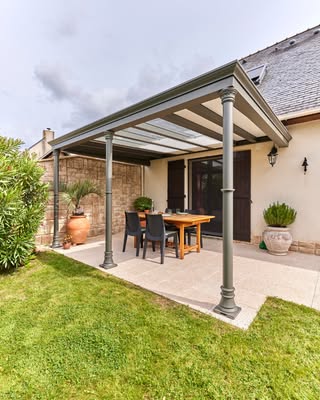 🎨 Quelle couleur choisir pour votre pergola ?

Le coloris de votre pergola contribue à l'harmonie de votre extérieur.
Alors, comment faire le bon choix ?

🤍 Les teintes intemporelles
Blanc, gris, beige, brun ou noir s'intègrent facilement à tous les styles de maison.

🌿 Les teintes tendance
Vert, bleu ou terracotta apportent une touche plus contemporaine et personnalisée à votre projet.

🎨 Envie d'un modèle unique ?
De nombreuses couleurs hors standard sont également disponibles pour créer une pergola à votre image.

Notre conseil : avant de faire votre choix, vérifiez les éventuelles contraintes imposées par le Plan Local d'Urbanisme (PLU) de votre commune.
Elles peuvent limiter les coloris autorisés.

👉 Retrouvez tous nos conseils sur notre blog (lien en bio). [instagram]