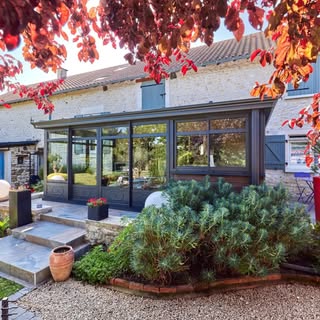 ✨ Inspiration véranda 

Et si votre véranda devenait votre pièce préférée de la maison ?

Avec ses larges ouvertures sur le jardin, la véranda Éléganz crée un espace baigné de lumière où intérieur et extérieur se rencontrent naturellement.

Un canapé confortable, quelques plantes, une décoration chaleureuse… Il ne reste plus qu’à imaginer la façon dont vous aimeriez en profiter. 🌿

Un café face au jardin le matin.
Un moment de lecture au calme.
Un déjeuner en famille baigné de lumière.
Ou simplement quelques instants pour ralentir.

Avec son style classique et sa toiture travaillée, elle apporte aussi du caractère à la maison tout en créant une véritable pièce de vie supplémentaire.

🏡 Et vous, quelle pièce imagineriez-vous dans votre véranda ? [instagram]
