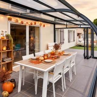 🍂 Ambiance cocooning pour la Toussaint

Sous votre abri terrasse Gustave Rideau, l’automne s’installe tout en douceur.
Entre frissons d’Halloween et moments cosy, créez une atmosphère aussi chaleureuse qu’envoûtante.

💡 Quelques idées pour une déco réussie :
• Guirlandes lumineuses et citrouilles sculptées pour une touche festive.
• Bougies LED et lumières tamisées pour une ambiance apaisante.
• Plaids moelleux et boissons chaudes pour savourer la soirée, même quand la nuit tombe.

Votre abri terrasse devient un refuge cocooning, parfait pour profiter de la saison, entouré de ceux que vous aimez. [instagram]